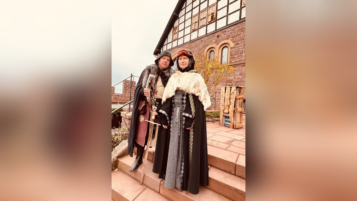 Heike und Michael aus dem Odenwald im mittelalterlichen Gewand.