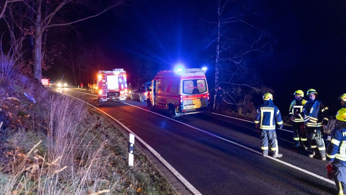 Ein Winterdienstfahrzeug ist am Samstagabend in der Nähe von Eisfeld (Landkreis Hildburghausen) verunglückt, der Fahrer wurde schwer verletzt.