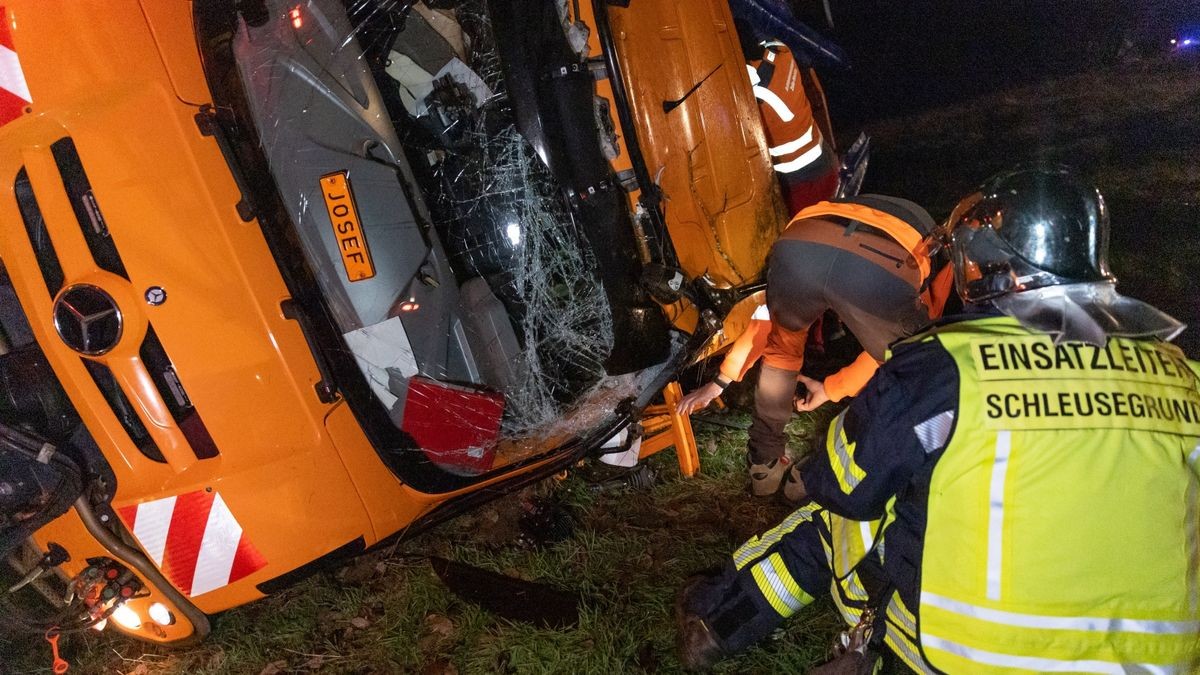 Ein Winterdienstfahrzeug ist am Samstagabend in der Nähe von Eisfeld (Landkreis Hildburghausen) verunglückt, der Fahrer wurde schwer verletzt.