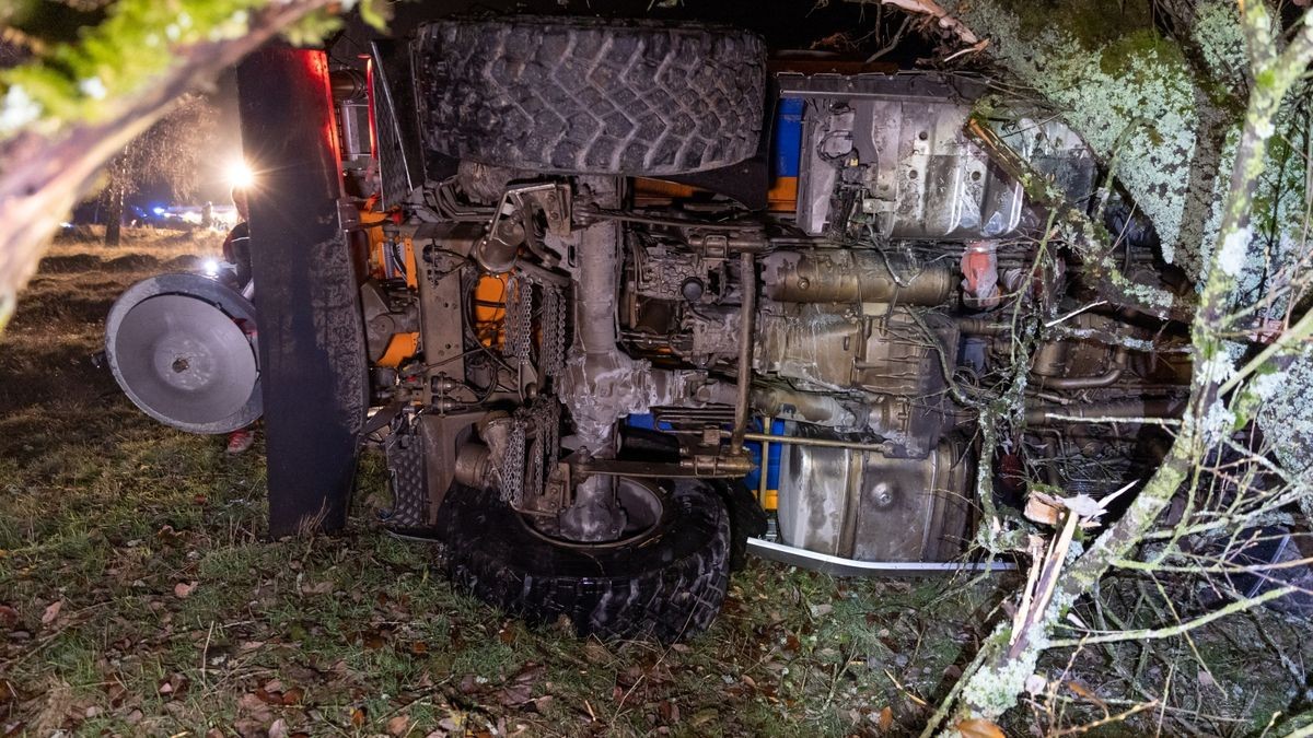 Ein Winterdienstfahrzeug ist am Samstagabend in der Nähe von Eisfeld (Landkreis Hildburghausen) verunglückt, der Fahrer wurde schwer verletzt.