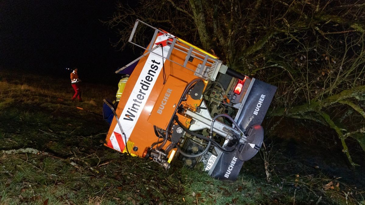 Ein Winterdienstfahrzeug ist am Samstagabend in der Nähe von Eisfeld (Landkreis Hildburghausen) verunglückt, der Fahrer wurde schwer verletzt.