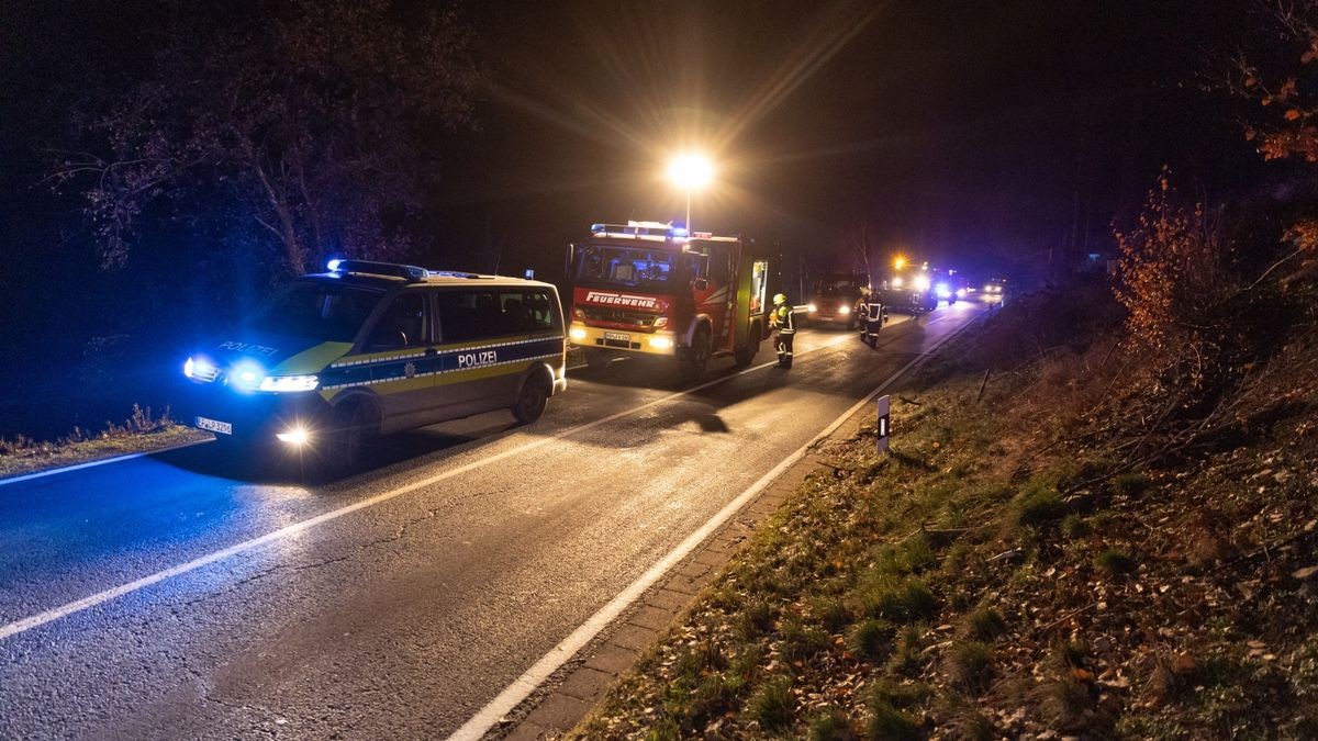 Der Fahrer des Unimog war laut Polizei gegen 19.35 Uhr in einer Kurve zwischen Einsiedel und Waffenrod von der Landstraße abgekommen, da er von einem entgegenkommenden Auto geblendet worden sei.