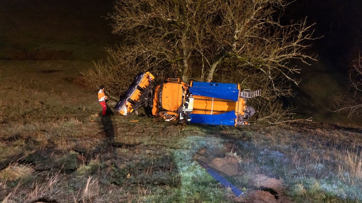 Ein Winterdienstfahrzeug ist am Samstagabend in der Nähe von Eisfeld (Landkreis Hildburghausen) verunglückt, der Fahrer wurde schwer verletzt.