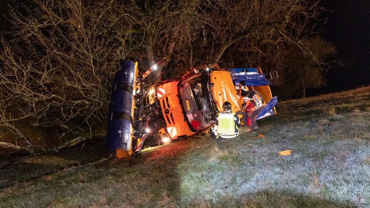 Ein Winterdienstfahrzeug ist am Samstagabend in der Nähe von Eisfeld (Landkreis Hildburghausen) verunglückt, der Fahrer wurde schwer verletzt.