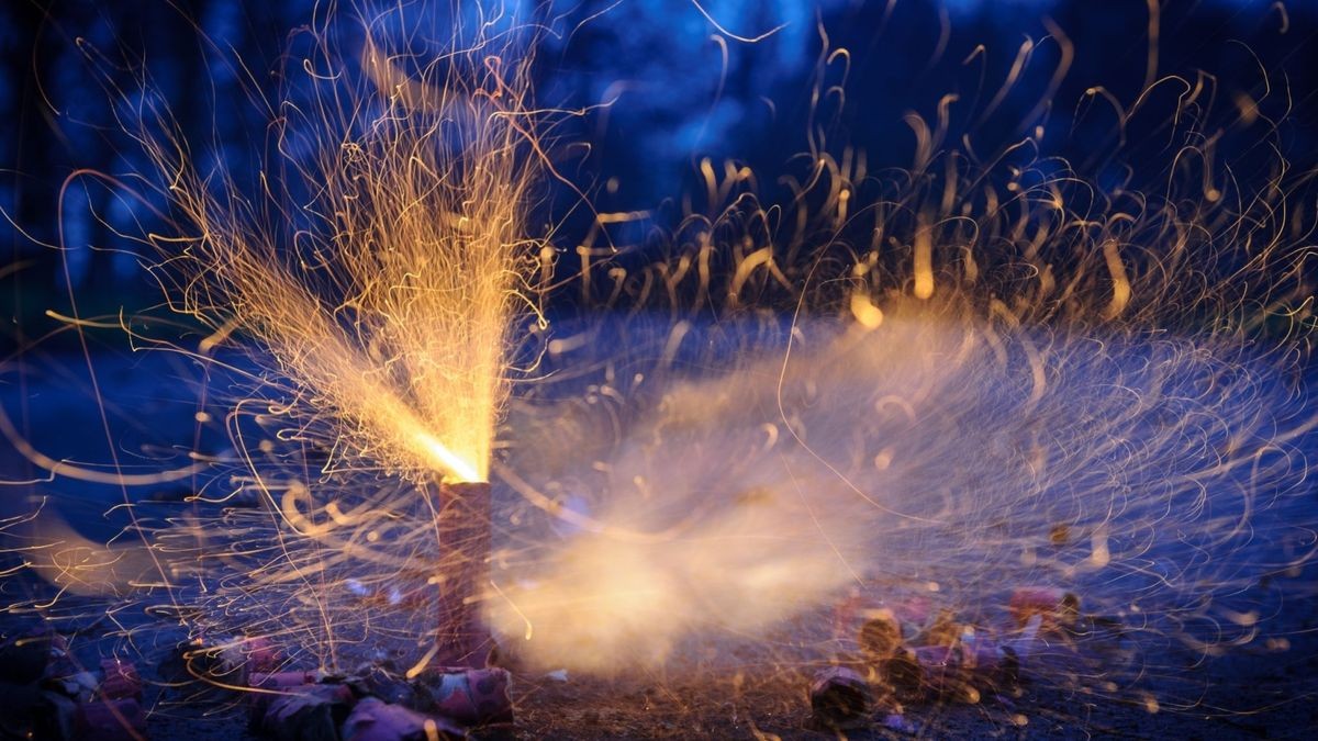 Böller explodieren in der Silvesternacht. (Symbolfoto)