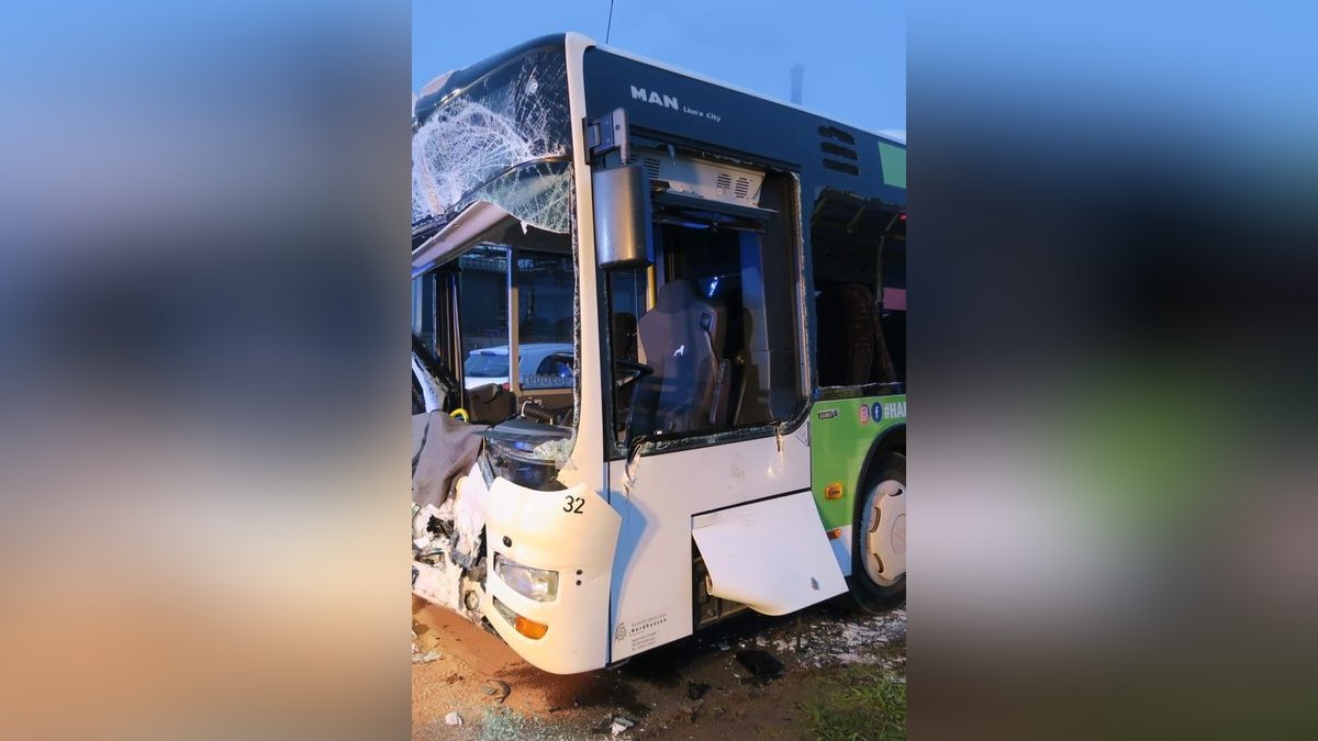 Im Bus befanden sich zum Unfallzeitpunkt keine Fahrgäste. 