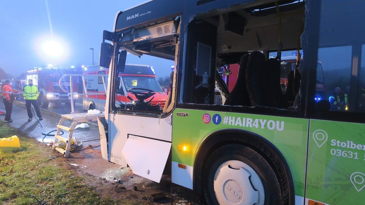 Bei einem Zusammenstoß zwischen einem Linienbus und einem Tank-Lkw in Bleicherode (Landkreis Nordhausen) ist am Mittwochmorgen ein Mann lebensbedrohlich verletzt worden.