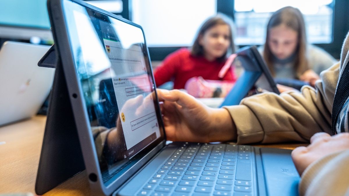 Künstliche Intelligenz wie ChatGPT werden in Zukunft auch immer mehr an Schulen Einfluss nehmen. (Symbolfoto).