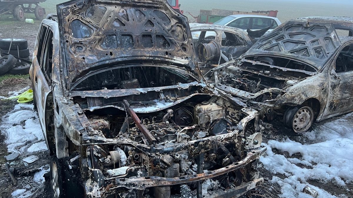 Fünf Autos haben in dem zu Greußen gehörenden Feldengel gebrannt.