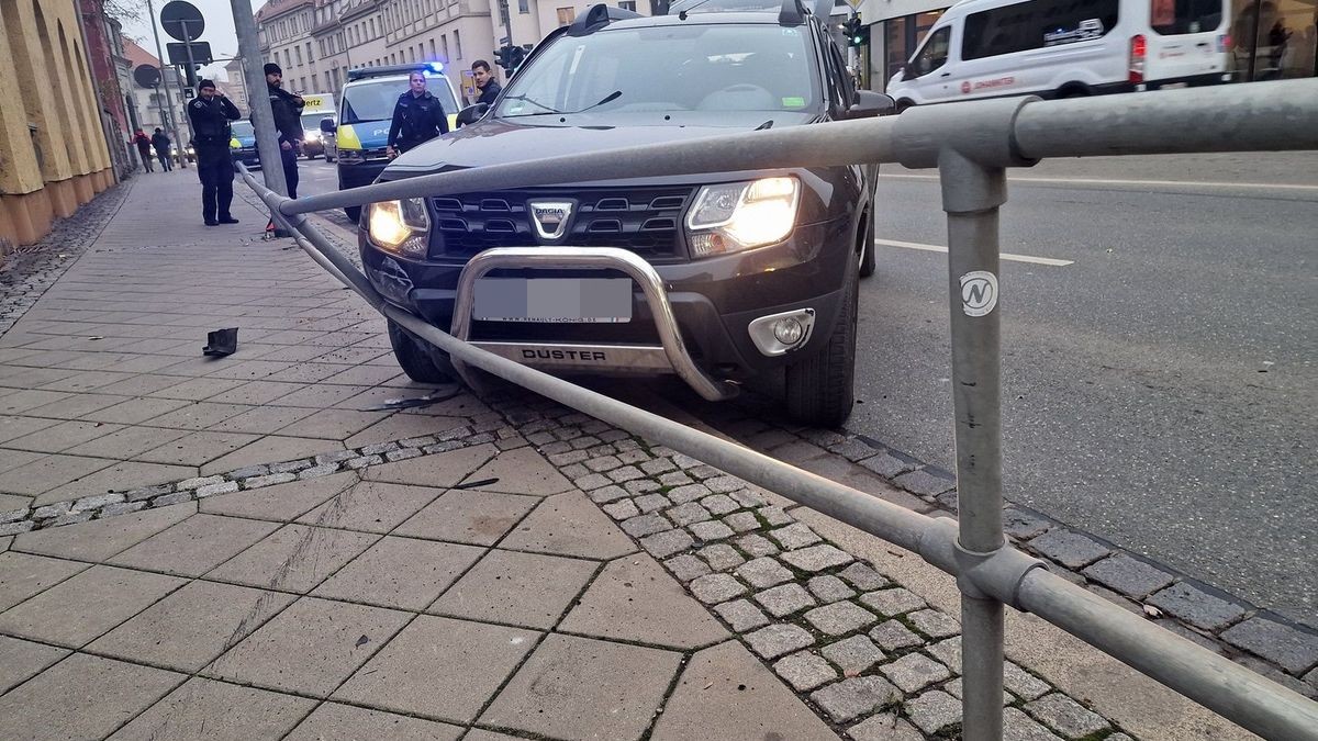 Der oder die Autofahrerin soll nicht verletzt sein.