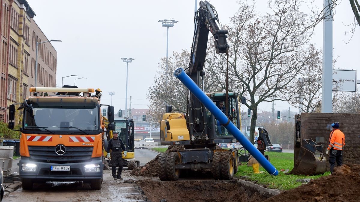 Nach einem Wasserrohrbruch in Erfurt bleibt ein Abschnitt des Stadtrings zunächst gesperrt. Nach Angaben der Polizei betrifft das die Stauffenbergallee vom Schmidtstedter Knoten bis zum Abzweig Iderhoffstraße. 