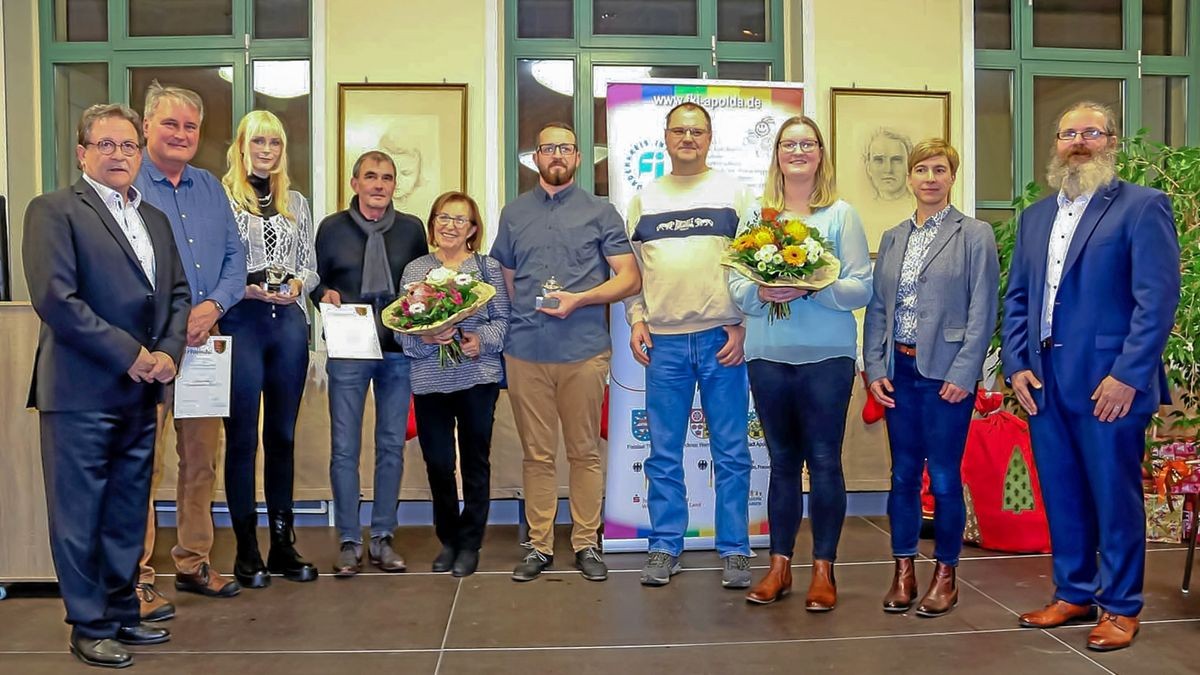 Gruppenfoto nach der Verleihung des Integrationspreises des Weimarer Landes 2022 mit Jacqueline Schwikal (2.v.r) neben Stefan Kuhirt sowie Hans-Jürgen Häfner (links) und Jörg Begerow (4.v.l.) sowie Vertretern des SV Blau-Weiß Schmiedehausen 1950.