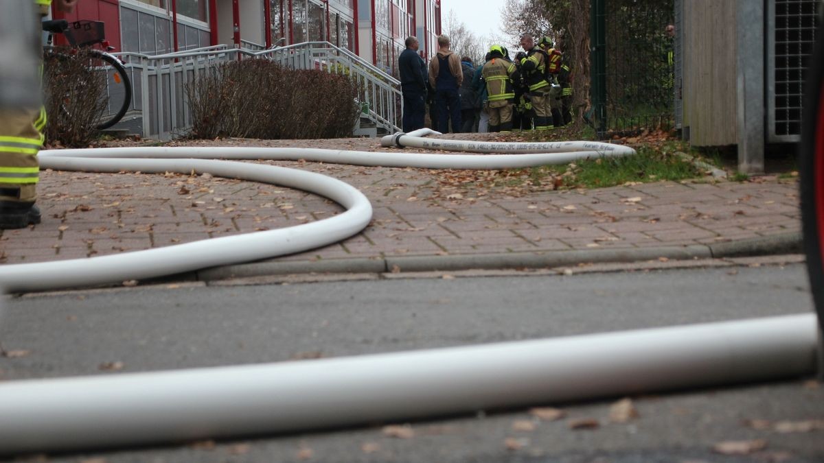 Die Flammen konnte man in wenigen Minuten Herr werden, die Belüftung des Wohnblocks sollte deutlich mehr Zeit in Anspruch nehmen. 