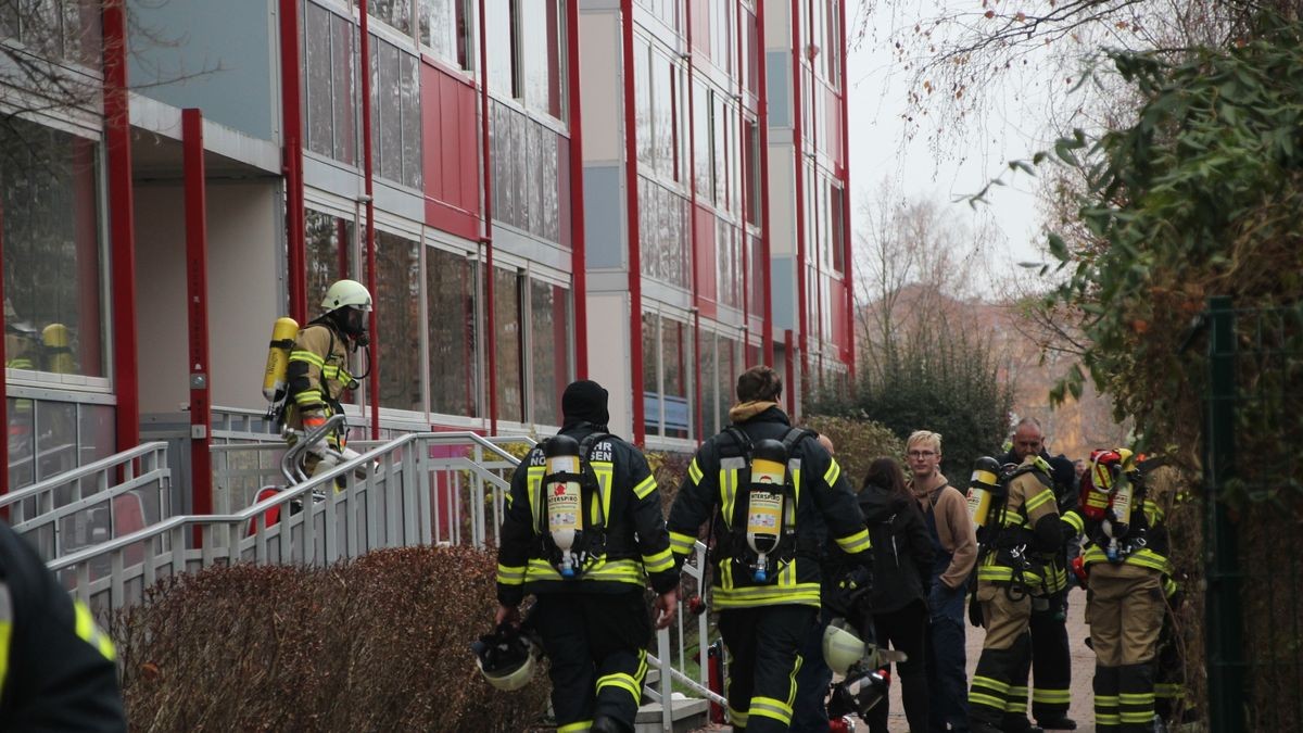 Inzwischen ist die Lage unter Kontrolle und die Bewohner des Wohnblocks sollen bald in ihre vier Wände zurückkehren können.