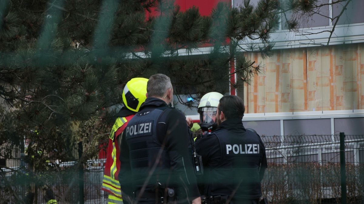 Mit rund 50 Einsatzkräften rückte die Feuerwehr am Donnerstag-Nachmittag im Zuckerweg in Nordhausen an. 