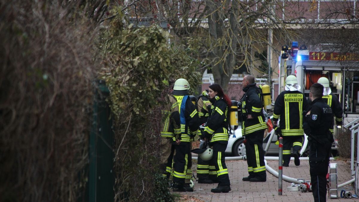 Mit rund 50 Einsatzkräften rückte die Feuerwehr am Donnerstag-Nachmittag im Zuckerweg in Nordhausen an. 