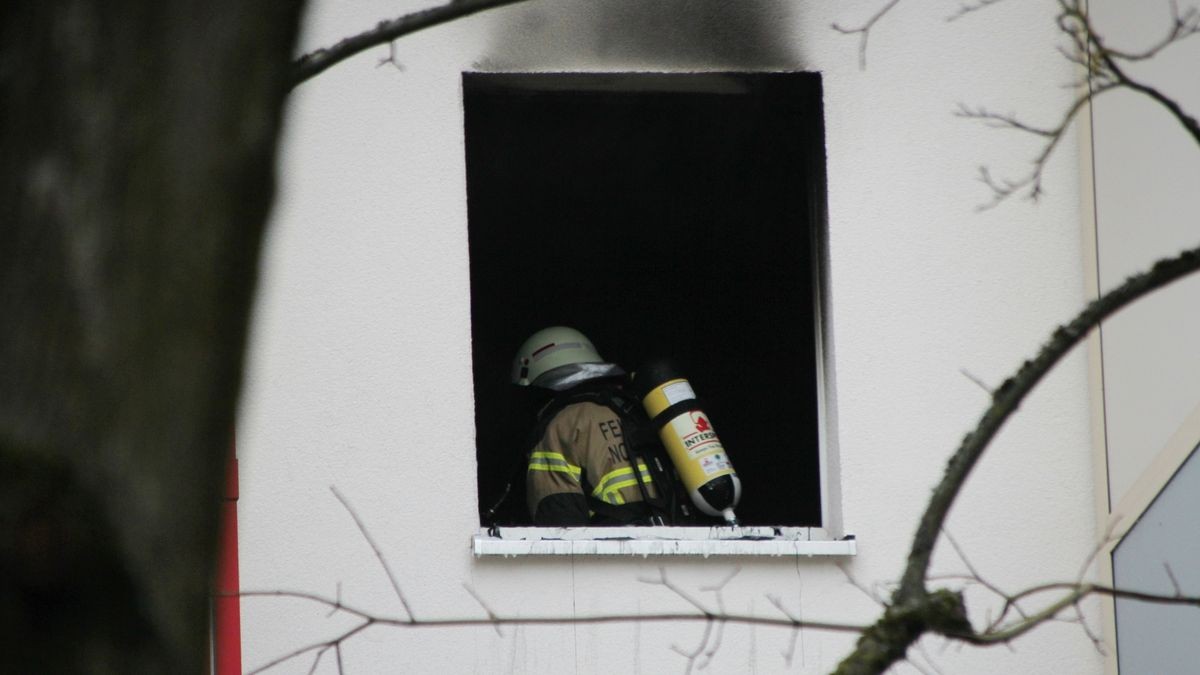 Zwar musste der Wohnblock wegen starker Rauchentwicklung evakuiert werden, die Ursache lag aber in einem Brand, der in einer Wohnung im dritten Obergeschoss ausgebrochen war. 