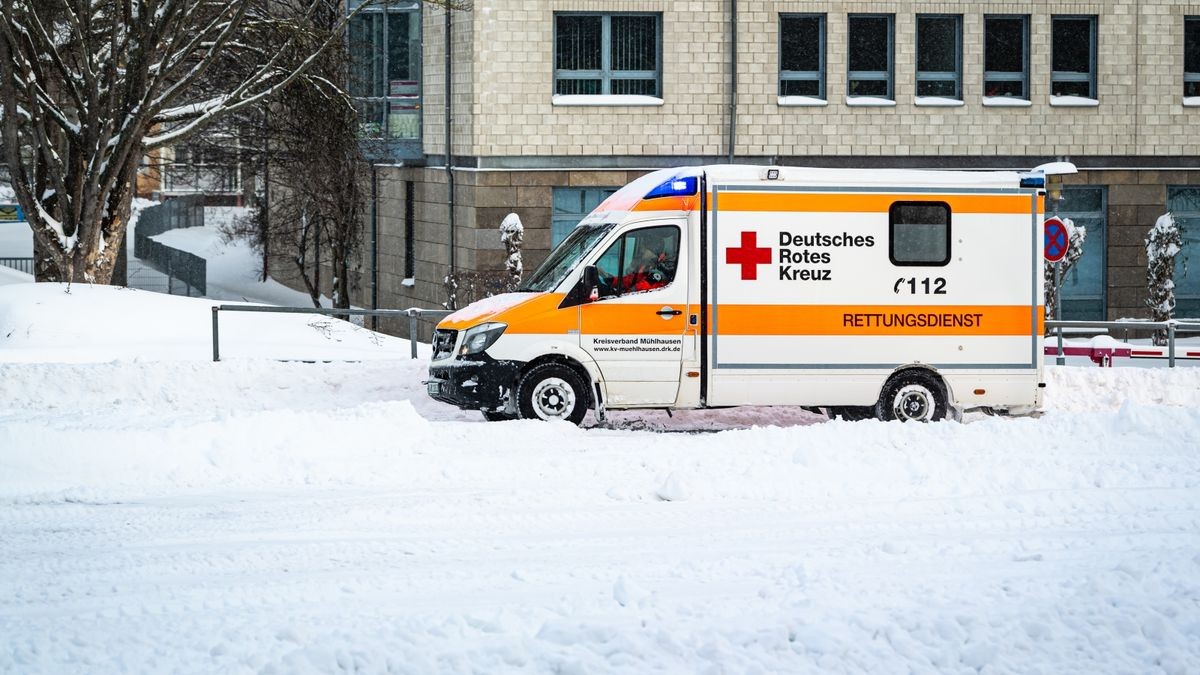 Schnee und glatte Straßen verzögern die Ankunft des Rettungsdienstes. (Symbolfoto)