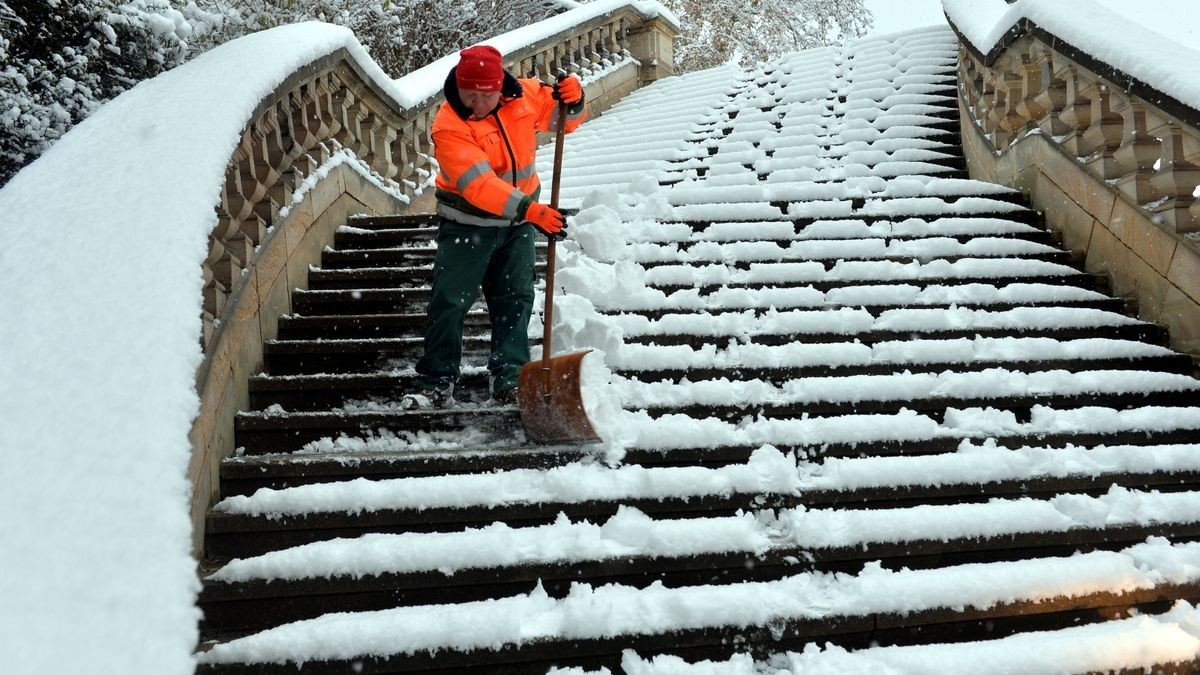 Enrico Jakwert befreit in Gera einen Teil der Salvator-Treppe vom Schnee.