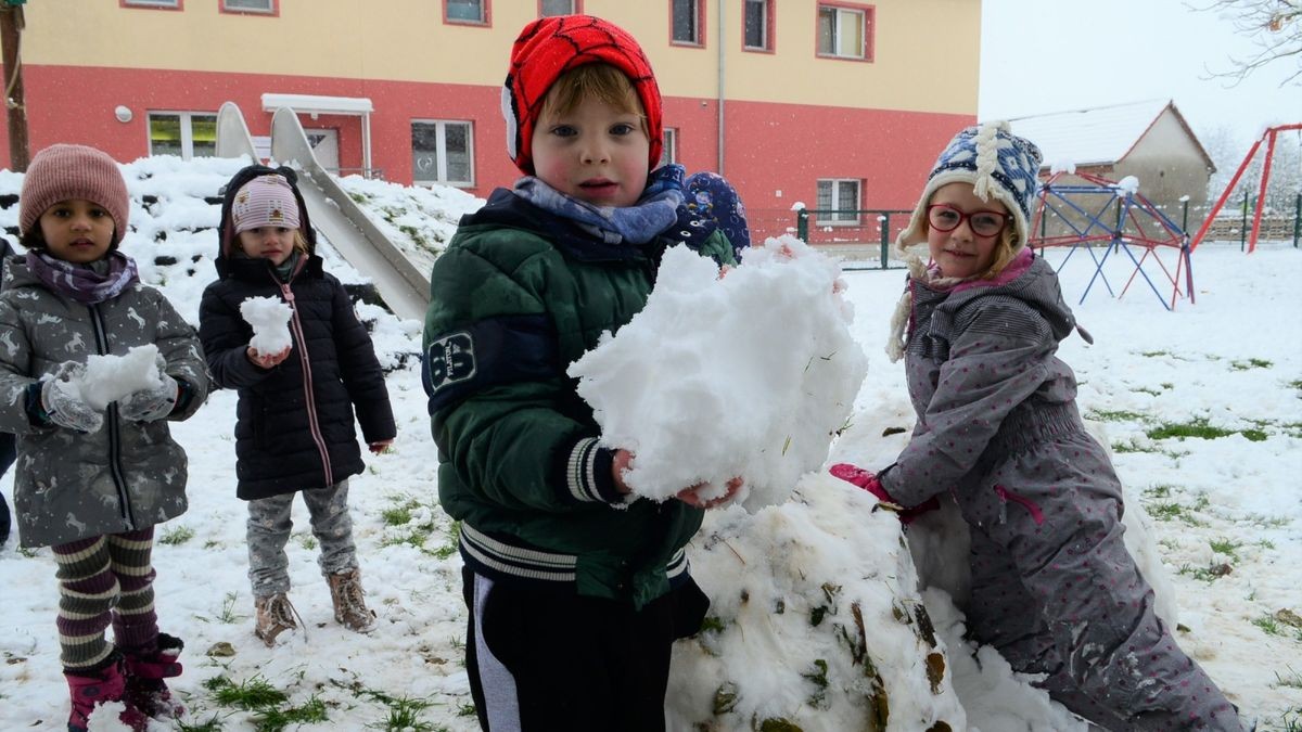 Finley und seine Freunde aus der Kita Regenbogen Schloßvippach bauen einen Schneemann.