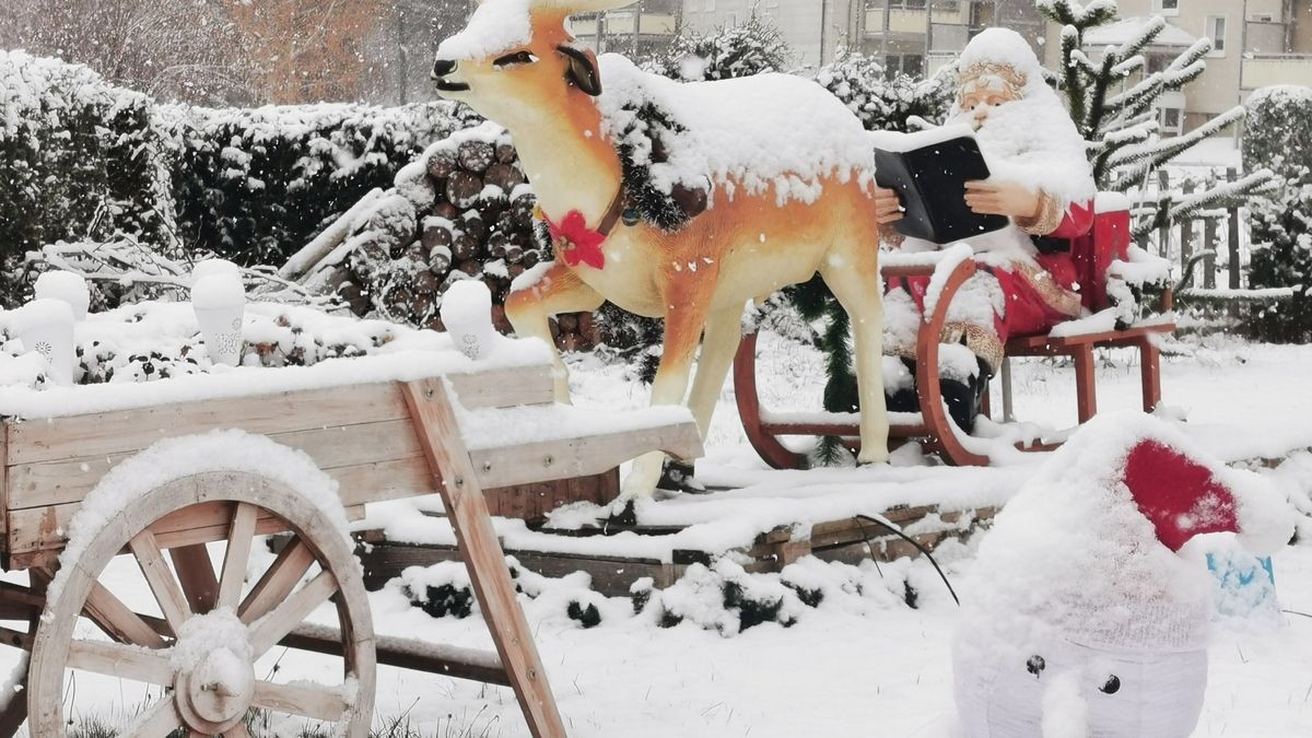 Nun kann der Weihnachtsmann mit dem Rentierschlitten auf dem Grundstück der Seebacher Straße 2 in Thal tatsächlich losfahren. Der Schneefall hat dafür gesorgt, dass die Weihnachtsdekoration auch die angemessene weiße Kulisse erhielt.