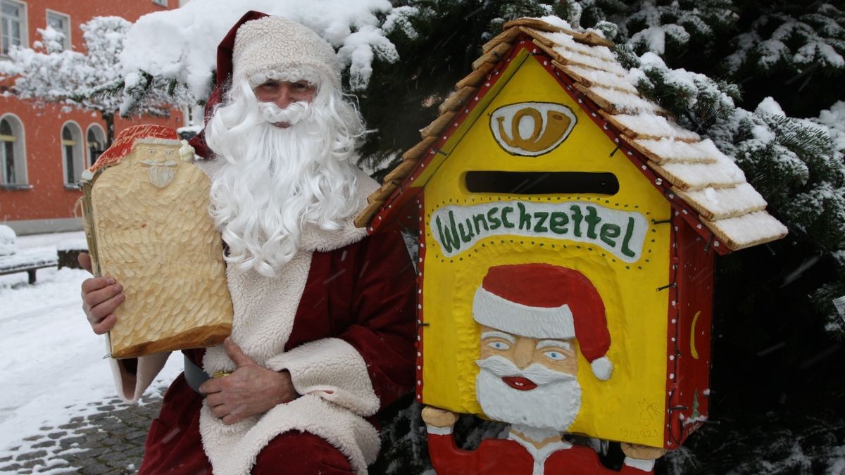 Weihnachtsmann Michael Streipart an dem Wunschzettelkasten auf dem Weihnachtsmarkt in Kahla.