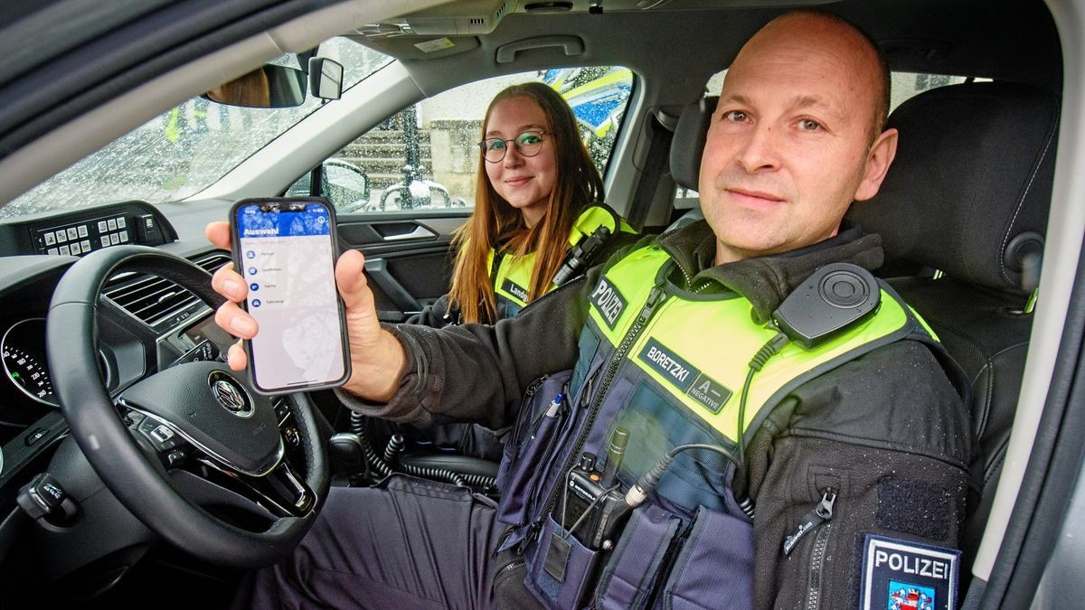 Lena Landgraf und Tino Boretzki vom Einsatz- und Streifendienst der Landespolizeiinspektion Nordhausen testen ein Smartphone des neuen Digitalprojektes „Sicheres mobiles Arbeiten Thüringer Polizei“ (SmArTh).