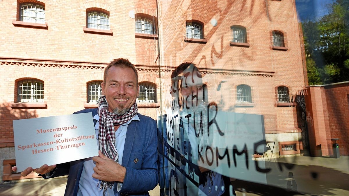 Jochen Voit , Leiter der Gedenkstätte mit der Plakette des Museumspreises der Sparkassen-Kulturstiftung Hessen/Thüringen