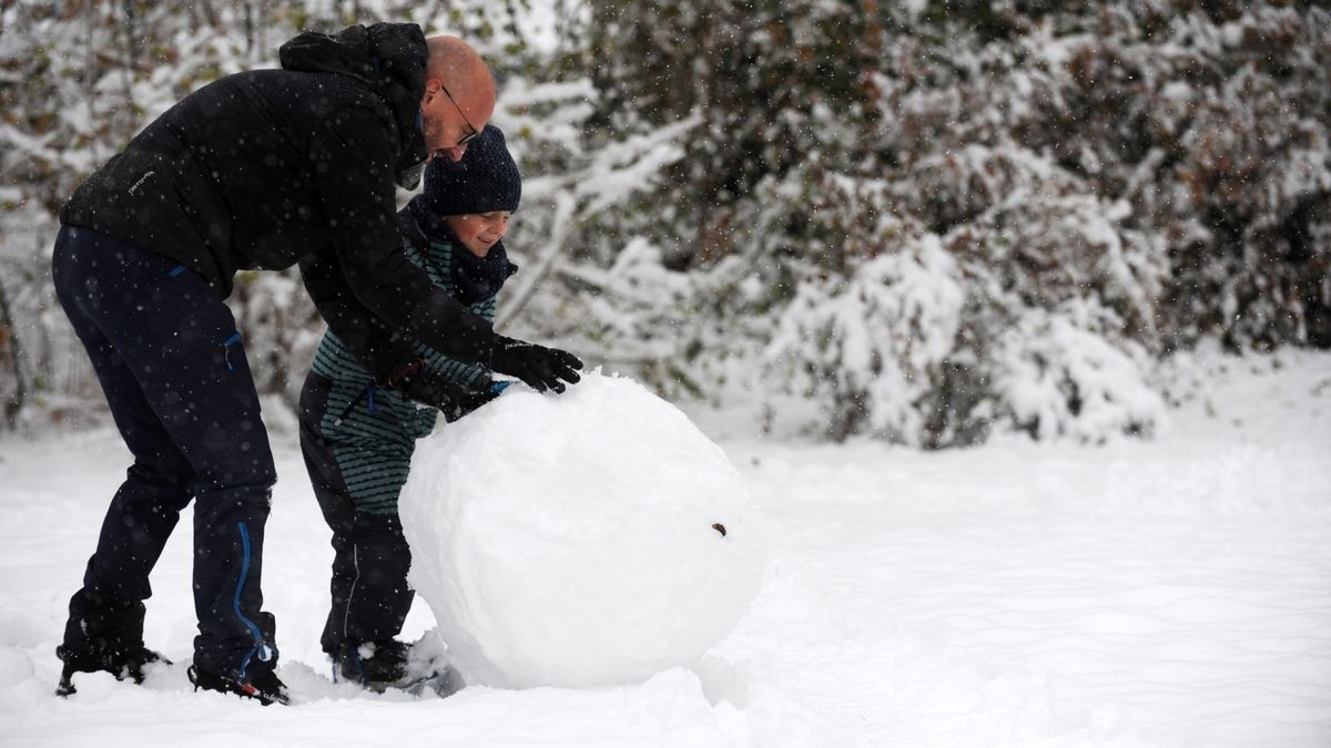 Im Arnstädter Schlosspark baut Papa Steffen mit Sohn Henry einen Schneemann.