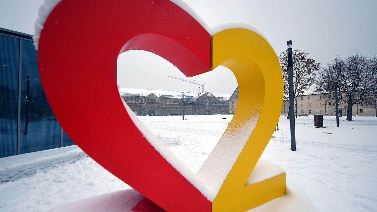 Das diesjährige Einheitssymbol auf dem von Schnee bedecktem Petersberg in Erfurt.