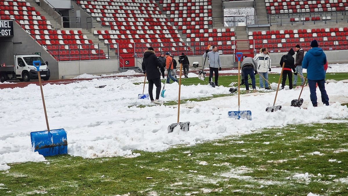 In der Regionalliga Nordost geht es für Tabellenführer RWE am Sonntag gegen den Zweiten, Energie Cottbus. 