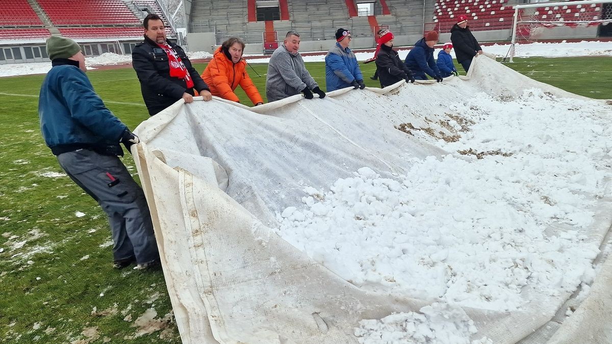 In der Regionalliga Nordost geht es für Tabellenführer RWE am Sonntag gegen den Zweiten, Energie Cottbus. 