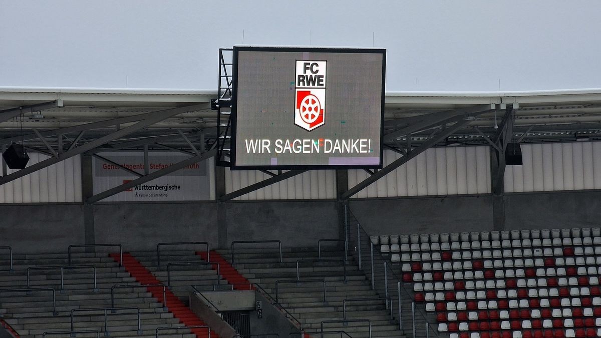 Die Freiwilligen schaufelten den Schnee auf große Planen, zogen ihn darauf mit vereinten Kräften an den Spielfeldrand, wo ein Radlader zum Einsatz kam. 