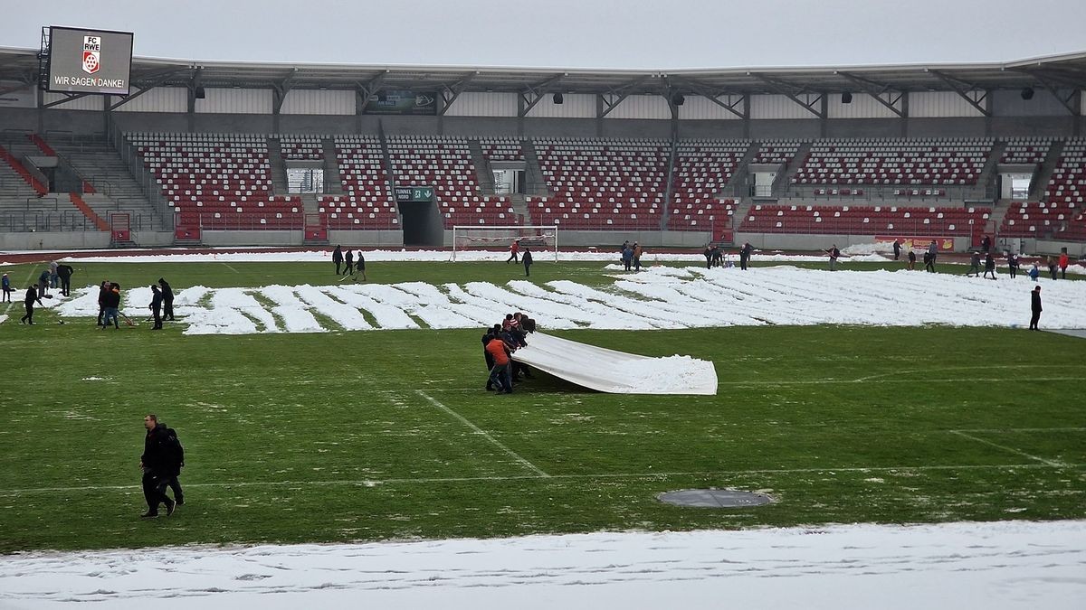 Die Freiwilligen waren einem Aufruf des Fußballvereins Rot-Weiß Erfurt gefolgt und hatten Schneeschaufeln mitgebracht.