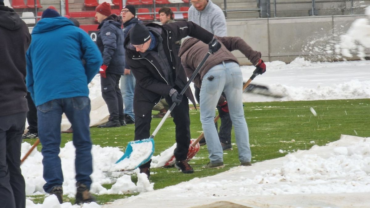 Doch Fußball spielten sie nicht. Bis das möglich ist, musste nämlich kräftig Schnee geschippt werden.