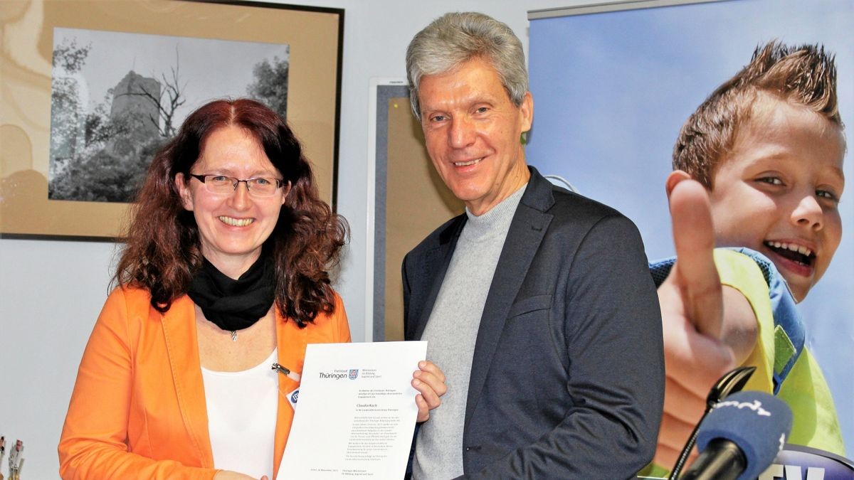 Bildungsminister Helmut Holter gratuliert beim Landeselterntag in Friedrichroda Claudia Koch zur Wahl als neue Landeselternsprecherin aller Schularten.