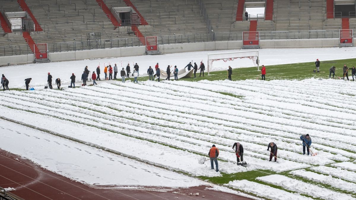 In der Regionalliga Nordost geht es für Tabellenführer RWE am Sonntag gegen den Zweiten, Energie Cottbus. 