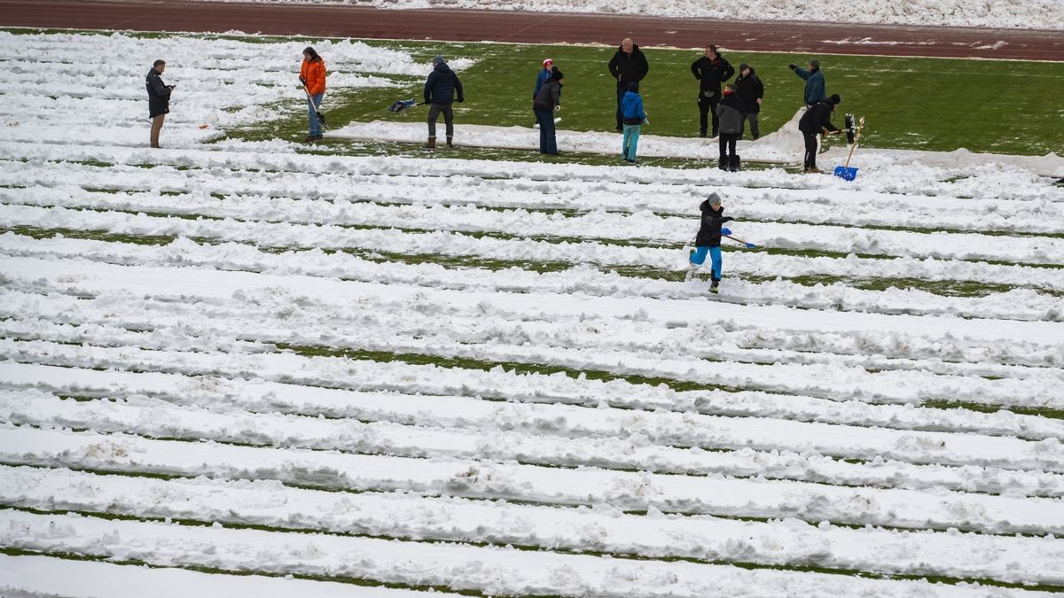 In der Regionalliga Nordost geht es für Tabellenführer RWE am Sonntag gegen den Zweiten, Energie Cottbus. 