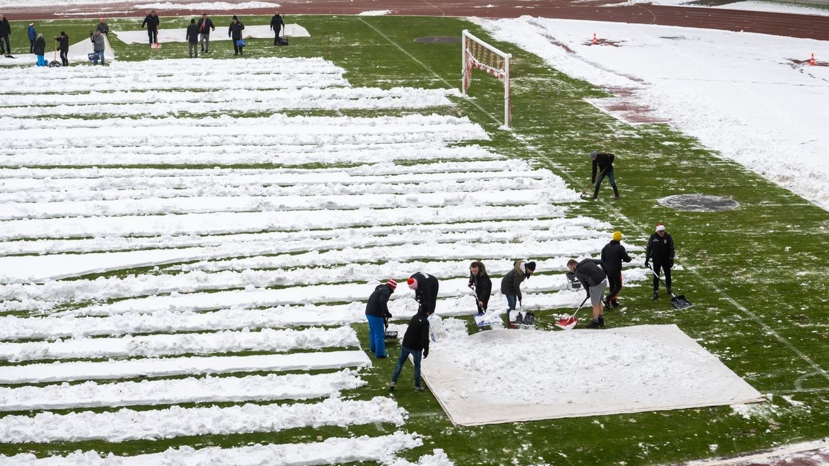 In der Regionalliga Nordost geht es für Tabellenführer RWE am Sonntag gegen den Zweiten, Energie Cottbus. 