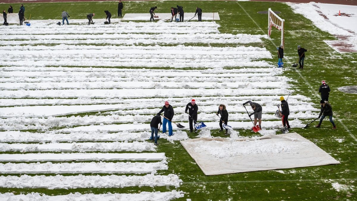 In der Regionalliga Nordost geht es für Tabellenführer RWE am Sonntag gegen den Zweiten, Energie Cottbus. 