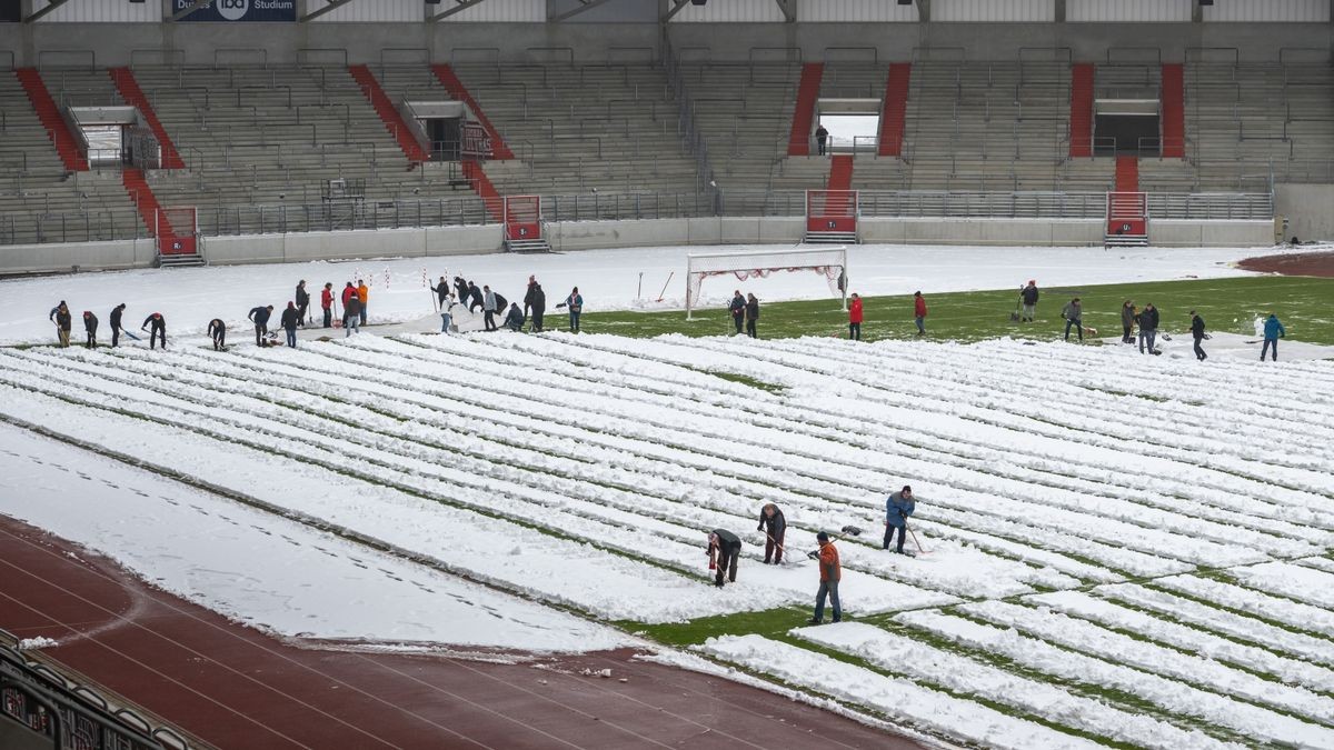 In der Regionalliga Nordost geht es für Tabellenführer RWE am Sonntag gegen den Zweiten, Energie Cottbus. 