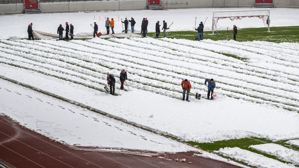 In der Regionalliga Nordost geht es für Tabellenführer RWE am Sonntag gegen den Zweiten, Energie Cottbus. 