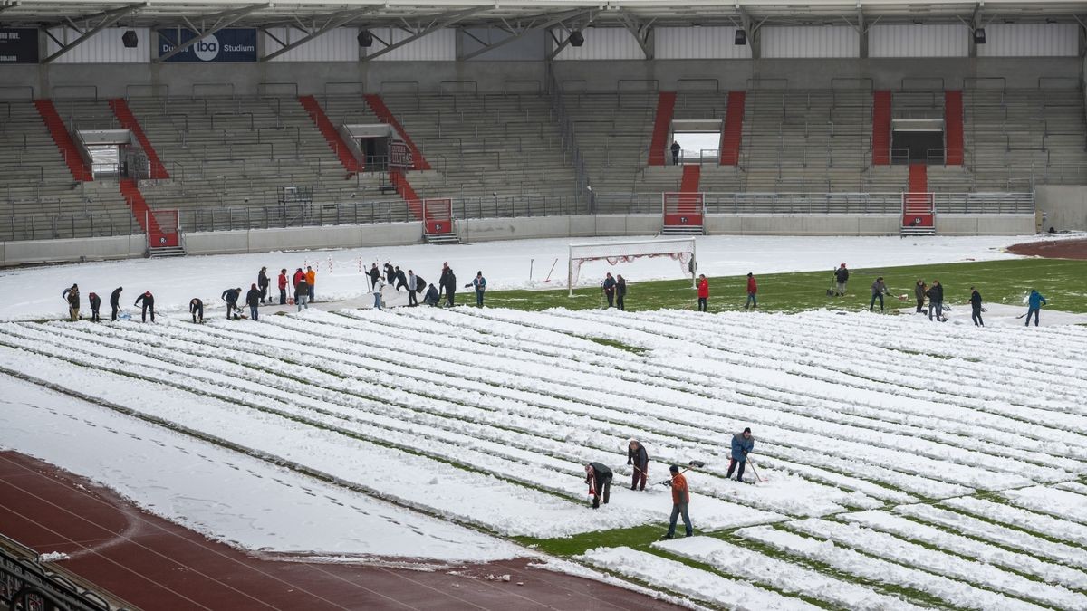 In der Regionalliga Nordost geht es für Tabellenführer RWE am Sonntag gegen den Zweiten, Energie Cottbus. 