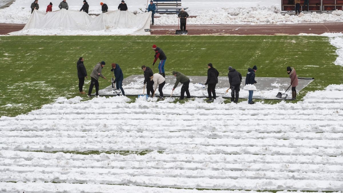 In der Regionalliga Nordost geht es für Tabellenführer RWE am Sonntag gegen den Zweiten, Energie Cottbus. 