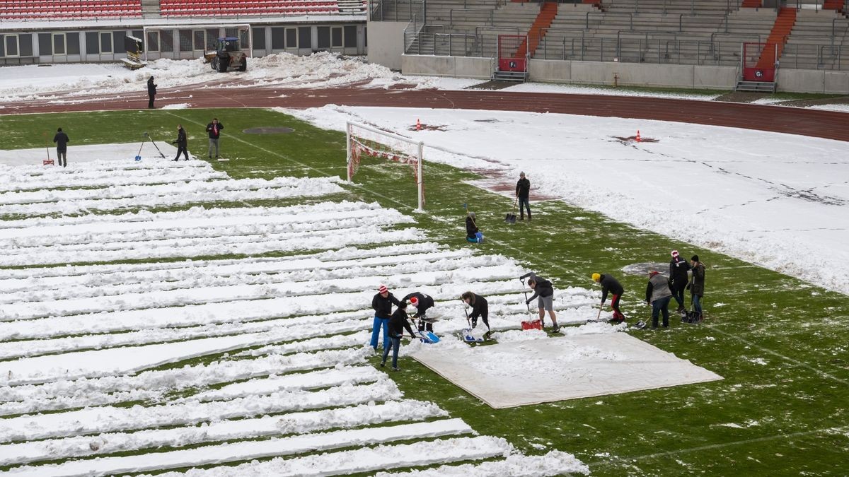 In der Regionalliga Nordost geht es für Tabellenführer RWE am Sonntag gegen den Zweiten, Energie Cottbus. 