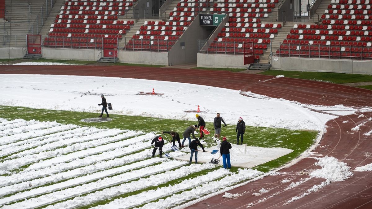 In der Regionalliga Nordost geht es für Tabellenführer RWE am Sonntag gegen den Zweiten, Energie Cottbus. 