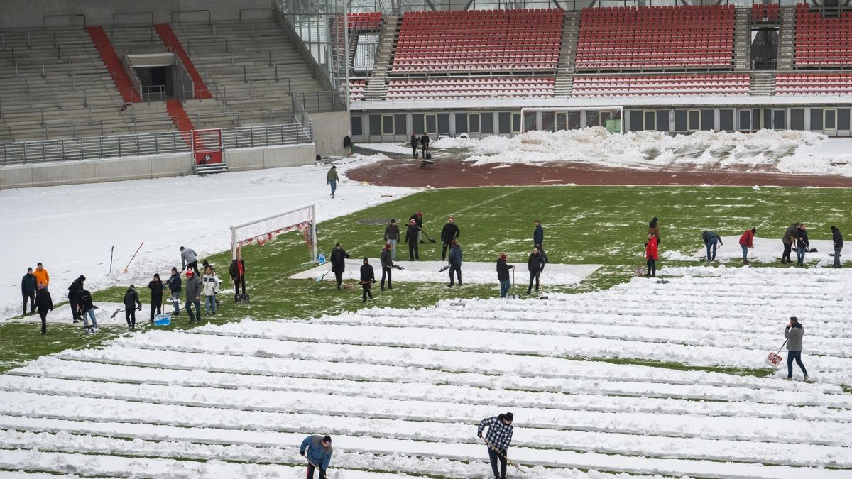 In der Regionalliga Nordost geht es für Tabellenführer RWE am Sonntag gegen den Zweiten, Energie Cottbus. 