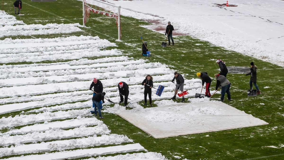 In der Regionalliga Nordost geht es für Tabellenführer RWE am Sonntag gegen den Zweiten, Energie Cottbus. 