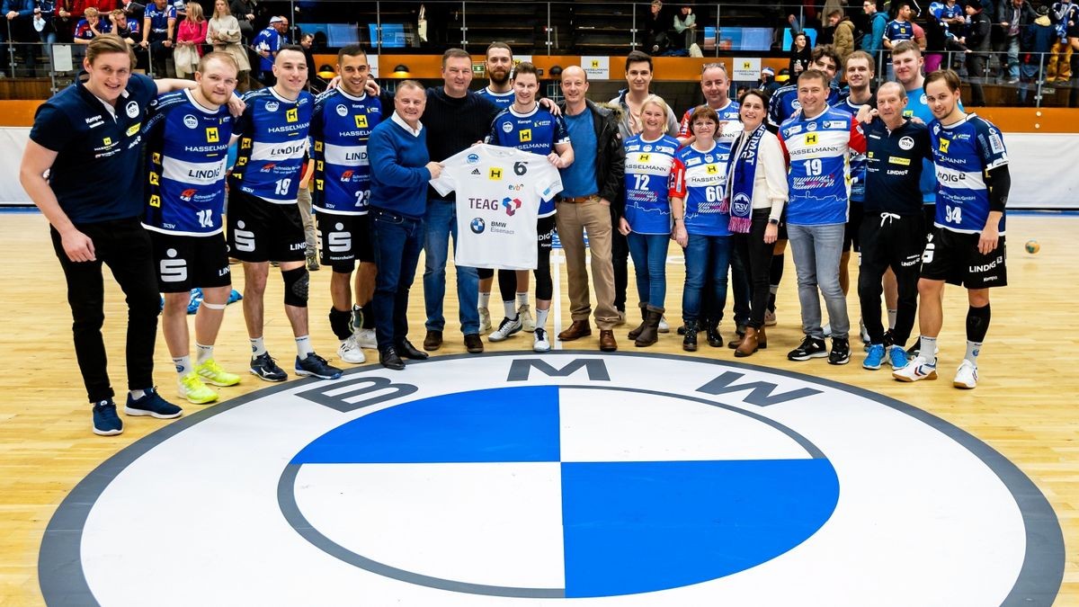 Der ThSV Eisenach präsentierte am Sonnabend beim Heimspiel gegen Balingen den neuen Sponsor BMW Eisenach. Für den Verein ist es mit Blick auf die Aufstiegschancen unglaublich wichtig, so schnell wie realistisch möglich eine erstligataugliche Halle zu bekommen. 