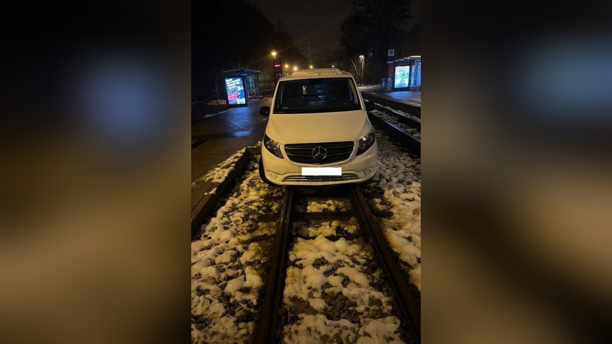 Statt die Straße zu nutzen, fuhr der Autofahrer auf Straßenbahnschienen.